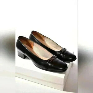 SALVATORE FERRAGAMO Black Leather Chain Vara Gancini Pump Heel 9US 39EU  B Italy